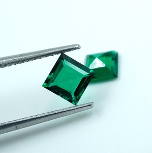 Paire d'émeraudes zambiennes cultivées en laboratoire : pierres précieuses vertes facettées carrées (5x5x2,5 mm) - Product Image 4