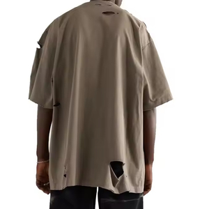 เสื้อยืดโอเวอร์ไซส์สีกากี แขนสั้น คอกลม สไตล์สตรีท ผ้าถักเนื้อฝ้าย แต่งดีเทลขาดๆ สำหรับผู้ชาย - Product Image 4