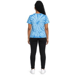 Camiseta de manga corta con cuello redondo y estampado tie-dye azul cielo para mujer, con letras griegas en azul marino y contorno amarillo, camiseta gráfica informal de verano - Product Image 2
