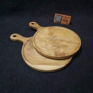 Assiette à steak et à pizza en bois de style rustique |   Planche de service ronde au fini naturel - Product Image 3