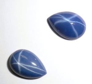 Zafiro Azul Estrella Pera 9x13 mm 6 Quilates Cabujón Pulido Creado en Laboratorio Efecto Estrella de 6 Rayos 4.5 mm de Altura para Fabricación de Joyas - Product Image 4