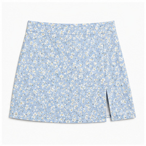 Jupe mini décontractée pour femme, coupe ajustée, imprimé floral numérique, en tissu tissé léger et respirant, taille haute, taille naturelle, fente latérale - Product Image 4