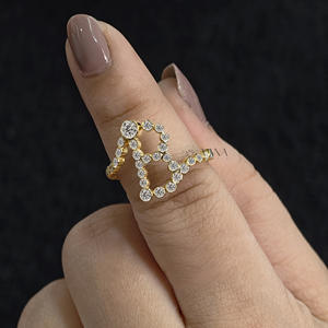 Anillo de Compromiso Personalizado con Letra B, Anillo de Diamantes con Moissanita Engastada en Bisel, Regalo de Aniversario o Boda para Novia - Product Image 1