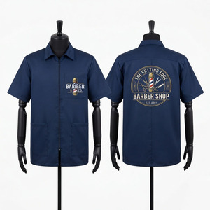 เสื้อแจ็คเก็ตบาร์เบอร์ผ้าโพลีเอสเตอร์ทวิลล์พรีเมียม 190 GSM สีกรมท่าเข้ม แขนสั้น ซิปหน้า ปักโลโก้ตามสั่ง ชุดยูนิฟอร์มทำงาน - Product Image 1