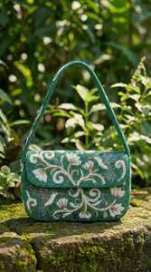 Bolso de Hombro Verde con Cuentas de Colibrí y Flores - Bolso Artesanal para Fiesta con Temática Botánica, Cierre Magnético y Bolsillo Trasero - Product Image 2