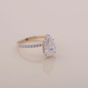 Bague de fiançailles avec diamant de laboratoire taille poire de 2,04 carats |   Or blanc, jaune et rose 14 carats |   Bague de mariage pavée - Product Image 2