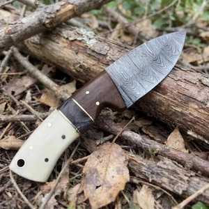 Couteau à Décortiquer en Acier Damas de Qualité Industrielle Fait Main avec Manche en Os et Étui en Cuir pour le Camping en Plein Air - Product Image 2