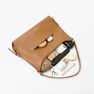 Bolso Tote Alora de Cuero Sintético Premium con Correa Larga para Hombro, Función de Colgar, Gran Capacidad, Cierre de Cremallera para Laptop y Trabajo, para Exteriores - Product Image 5