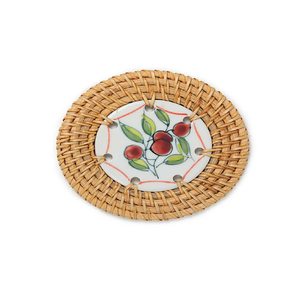 Sous-verre circulaire en rotin tressé à la main avec plaque centrale en céramique peinte à la main motif cerise, disponible à prix de gros. - Product Image 1