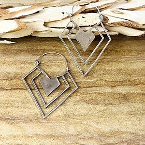 Último Diseño Pendientes de Aro Boho Chevron Joyería Étnica de Latón para Mujer Chapado en Plata Geométrico Rombo Colgante para Venta al por Mayor OEM ODM - Product Image 2