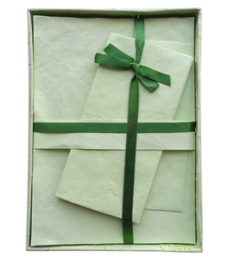 กระดาษรีไซเคิลจากฝ้าย A4 พร้อมซองจดหมายในกล่องเข้าชุด ห่อด้วยริบบิ้นสีเขียว ชุดเซ็ตจาก Camelon Exports - Product Image 1