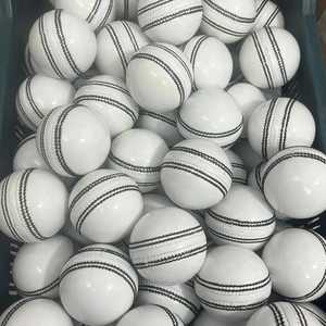 Balle de cricket en cuir rigide blanche cousue à la main de haute qualité pour hommes avec logo personnalisé – Meilleur prix – Balle en cuir premium - Product Image 1