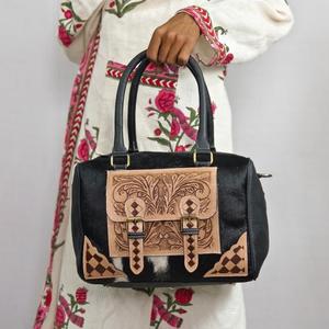 Bolso de Lujo de Cuero Estilo Speedy con Panel Floral Grabado, Asa Superior y Cierre de Cremallera, Duradero y de Estilo Casual - Product Image 2