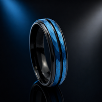 Bague de mariage vintage facettée en carbure de tungstène noir avec incrustation martelée bleue personnalisée pour femmes et hommes – Vente en gros