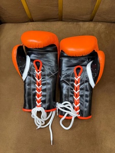 Gants de boxe personnalisés avec logo, en cuir véritable, à lacets, pour entraînement et sparring, orange et noir, pour adultes. - Product Image 4