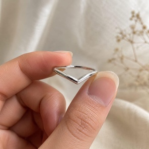 Bague en argent sterling 925 motif chevron, ensemble de bagues en V, bague empilable minimaliste, bague délicate pour le pouce, cadeau pour elle, vente en gros - Product Image 2