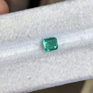 Esmeralda Natural de Zambia de 0.70 Ct, Verde Vibrante, Corte Escalonado, Piedra Preciosa Suelta para Joyería de Alta Gama, Anillos y Colgantes - Product Image 4