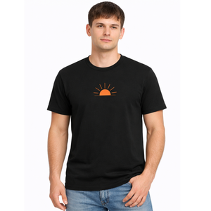 เสื้อยืดสีดำสำหรับผู้ชายขายดี |   ลายพิมพ์กราฟิกพระอาทิตย์สีส้มสไตล์มินิมอล |   ชุดลำลองชายหาดฤดูร้อนสไตล์สตรีทแวร์ - Product Image 1