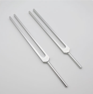 Diapasón sin peso de 111 Hz – Mango extendido de 9 cm para trabajos con sonido y vibración - Product Image 1