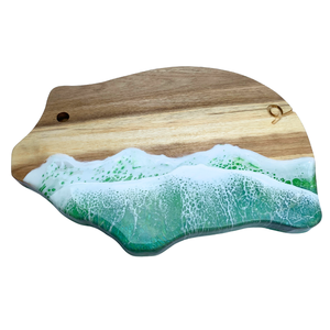 Planche à découper artisanale en bois côtier avec design vague océanique en résine, forme irrégulière, décoration de cuisine - Product Image 2