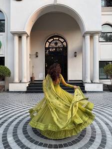 ชุดเดรส Anarkali สไตล์ Kediya แบบหนักประดับด้วยด้ายปักลายเลื่อม ชุดเดรส Anarkali สไตล์ Kediya พร้อมเสื้อคลุมและผ้าคลุมไหล่ พร้อมกางเกงเลเฮนกา - Product Image 2