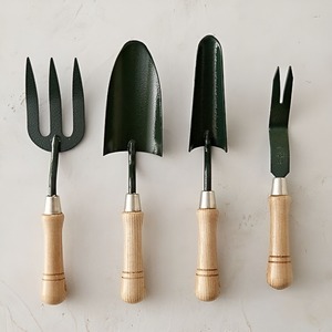 ชุดเครื่องมือทำสวนดีไซน์พิเศษ  ประกอบด้วยคราด พลั่ว จอบ  สำหรับใช้ภายในและภายนอกอาคาร ในราคาที่เข้าถึงได้ - Product Image 2