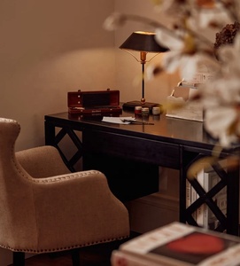 Lampe de table en métal Midnight Arc avec abat-jour conique large, artisanat en fer de qualité supérieure, éclairage d'ambiance chaleureux pour les espaces de vie de luxe - Product Image 4