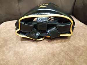 Protector de Cabeza para Boxeo, Hecho de Cuero Vacuno Genuino, Logotipo Negro y Dorado, Hebilla Ajustable, Cierre con Cordones, Unisex, Protección de Seguridad - Product Image 4