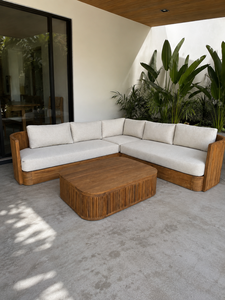 Ensemble de salon d'extérieur en teck à lattes, 5 places, canapé de jardin et table basse à bords arrondis - Product Image 1
