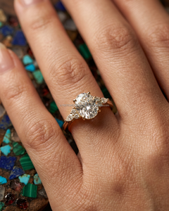 Diamante cultivado en laboratorio ovalado en amarillo/rosa/blanco Diseño elegante de oro de 14/18 quilates de alta calidad para uso diario con estilo y trajes de fiesta - Product Image 1