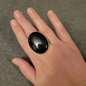 แหวนแต่งงานผู้หญิงเงินแท้ 925 ประดับพลอยออนิกซ์สีดำทรงรี สไตล์โบฮีเมียน งานแฮนด์เมด ดีไซน์ขอบแบบ Bezel Setting สวยงาม เหมาะสำหรับเป็นของขวัญแทนใจ - Product Image 1