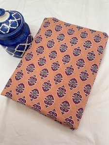 Tela de Algodón Ligera y Ecológica con Estampado a Mano Indio para Vestidos de Niños, Decoración del Hogar y Costura - Diseño Floral Buti Sanganeri Color Durazno - Product Image 2