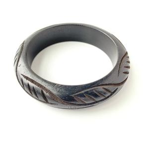 Brazalete de Madera Negra Tallada a Mano con Patrón Tribal, Brazalete Redondo Estilo Boho, Accesorio de Moda para Mujer - Product Image 1
