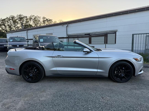 Ford Mustang Convertible Usado 2016, 317Hp, 4 Plazas, 4 Cilindros, Volante a la Izquierda, Tipo de Combustible Gasolina, Transmisión Automática - Product Image 3