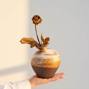 Vase en céramique artisanal de haute qualité, style Wabi-Sabi vintage, en grès cuit au four, pour table, par UO INDIA - Product Image 2