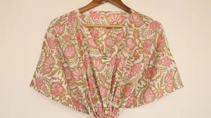 Vestido Kaftan Bohemio Rosa con Estampado Floral, Cuello en V, Corte Holgado para Mujer, Vestido Maxi de Algodón para Vacaciones - Product Image 4