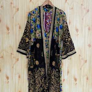 Kimono de Seda con Bordado Indio, Estilo Boho, Patrón Floral Phulkari, para Otoño e Invierno - Abrigo de Georgette al por Mayor - Product Image 4