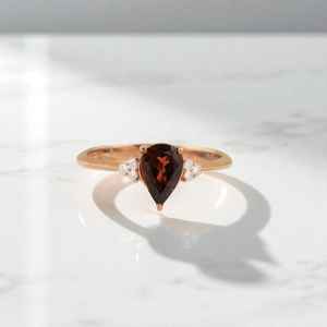 Bague de fiançailles en tourmaline rouge, coupe poire délicate, tourmaline artisanale, pierre de naissance, plaqué or rose 14K, argent 925 - Product Image 1
