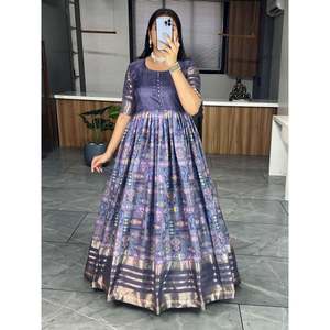 Vestido Elegante de Algodón y Seda con Estampado Floral y Borde Tejido en Violeta - Product Image 1