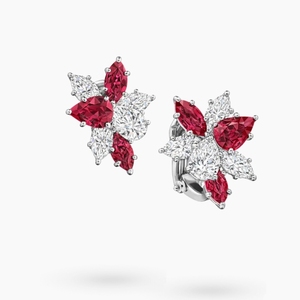 Pendientes de tuerca sólidos de lujo con diamantes de laboratorio rojos vivos en forma de marquesa y pera, con motivo floral botánico, en engaste de oro blanco de RAAMAA - Product Image 4