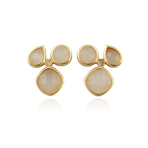 Boucles d'oreilles clous fantaisie en laiton plaqué or 18 carats avec triple pierre de lune blanche taillée en losange, accessoires pour femmes, vente en gros - Product Image 1