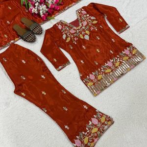 Découvrez l'élégance et le style avec cet ensemble de costume trois pièces en satin de soie brodé, conçu pour les femmes modernes. - Product Image 4