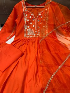 ชุดคุรตะ/คุรตี ดีไซน์สวยหรู ปักลายงดงาม โดดเด่นสะดุดตา สไตล์นักแสดงละครโทรทัศน์ เหมาะสำหรับผู้หญิงหรือเด็กผู้หญิง - Product Image 4