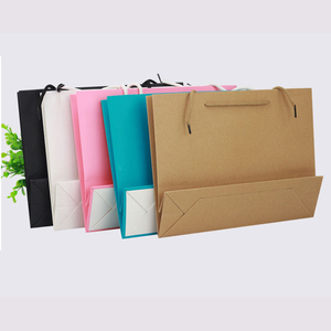 ถุงกระดาษคราฟท์รีไซเคิลรักษ์โลกแบบกำหนดเอง พร้อมเคลือบลามิเนต หูหิ้วสีพื้นทรงสี่เหลี่ยม สำหรับบรรจุภัณฑ์ของขวัญเสื้อผ้าหรูหรา - Product Image 1