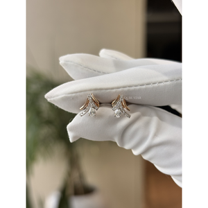 Pendientes de Diamante Cultivado en Laboratorio de 0.30 Ct, Corte Pera Curvo, Certificado IGI, Oro de 14K, Minimalistas, Finos, para Mujer, Boda, Hechos a Medida - Product Image 3
