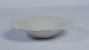 จานเซรามิกสีงาช้างลายวาบิซาบิ รูปทรงสแกลลอป ขนาด 20 ซม. เคลือบแบบ Crackle Glaze เป็นมิตรกับสิ่งแวดล้อม ใช้กับไมโครเวฟได้ เหมาะสำหรับร้านอาหาร ขายส่ง - Product Image 5