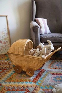 Poussette moderne pour poupées, chariot de jeu élégant pour chambre d'enfant, poussette décorative faite à la main pour meubles d'enfants - Product Image 3