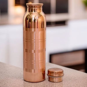 Bouteille d'eau en cuivre haut de gamme pour les magasins de design, le bien-être, la vente au détail et le marché des cadeaux - Product Image 1