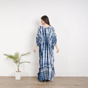 Vestido maxi caftán azul tie-dye para mujer, holgado, con cuello en V, para playa, estilo bohemio, ropa de resort. - Product Image 6