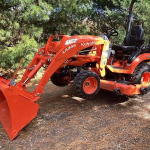 Tractor Utilitario Premium BX2380 con Tracción en las Cuatro Ruedas, Cortadora de Césped y Cargador Frontal, Envío Gratuito, Excelente Precio - Product Image 1